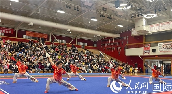 中國(guó)武術(shù)隊(duì)員表演現(xiàn)場(chǎng)。人民網(wǎng)記者 鄧圩攝
