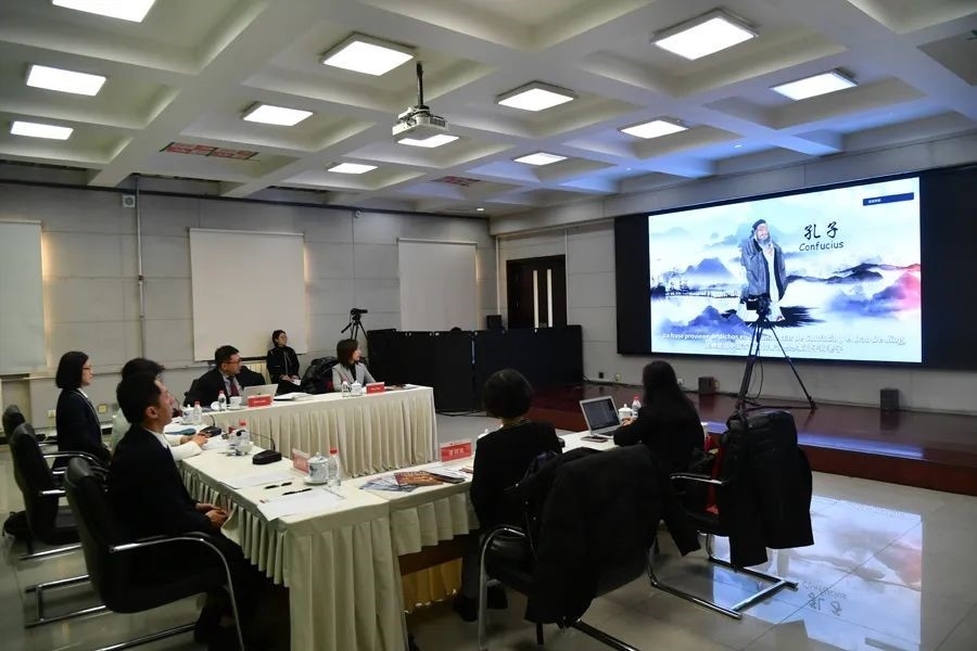 與會(huì)嘉賓觀看由美洲中心策劃制作的“一帶一路”主題視頻節(jié)目《習(xí)語(yǔ)用典——大道不孤 眾行致遠(yuǎn)》。