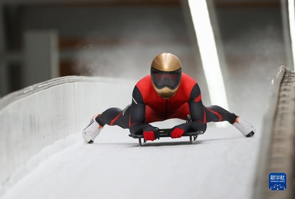 11月25日，天津隊選手閆文港在比賽中抵達終點。新華社記者 王楷焱 攝