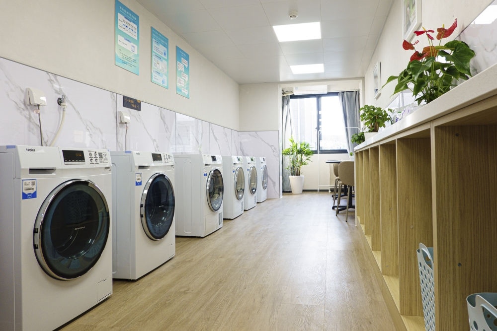 閔行區(qū)新時(shí)代城市建設(shè)者管理者之家的共享廚房和共享洗衣房。