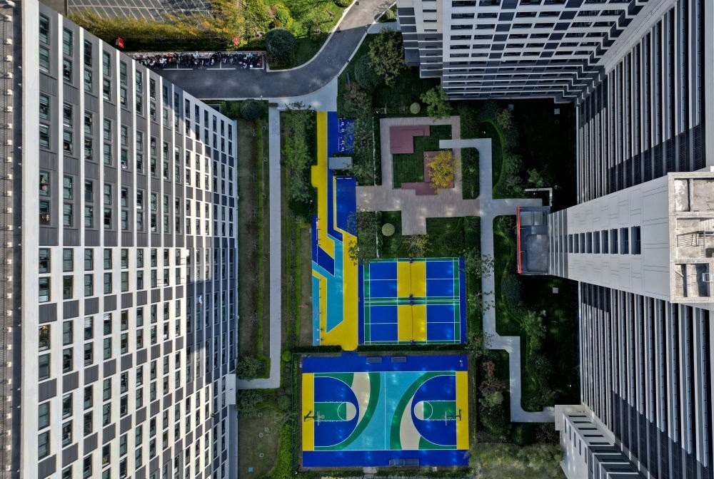 社區(qū)內(nèi)的運(yùn)動(dòng)場(chǎng)地設(shè)施（無(wú)人機(jī)照片）。