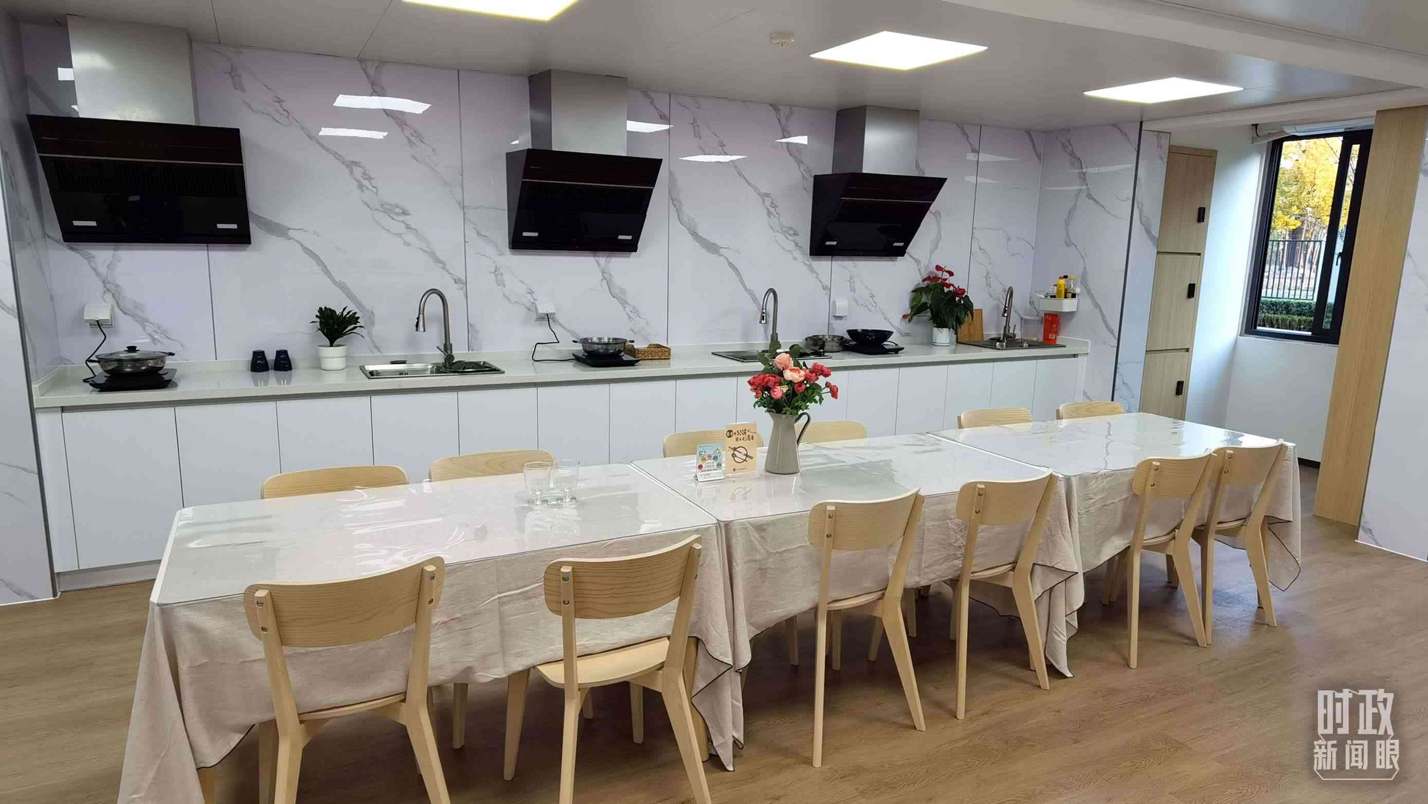 △閔行區(qū)新時(shí)代城市建設(shè)者管理者之家內(nèi)的共享廚房。（總臺央視記者郭鴻拍攝）