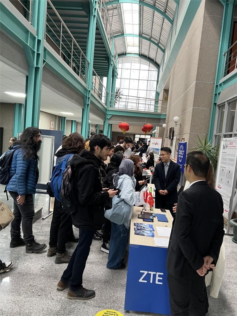 土耳其大學(xué)生在中企展臺交流。主辦方供圖