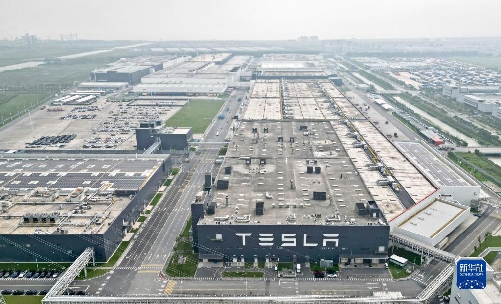 這是在中國（上海）自由貿(mào)易試驗(yàn)區(qū)臨港新片區(qū)拍攝的特斯拉上海超級工廠（2023年9月26日攝，無人機(jī)照片）。新華社記者 劉穎 攝