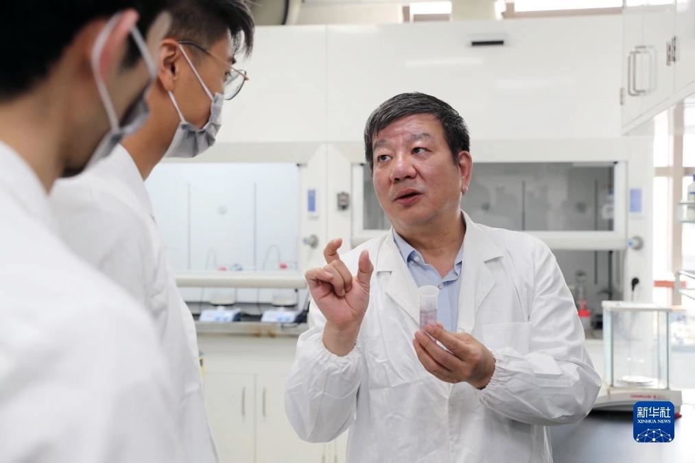 中國科學(xué)院院士、國家自然科學(xué)獎一等獎得主趙東元在復(fù)旦大學(xué)實(shí)驗(yàn)室里指導(dǎo)學(xué)生（2023年9月2日攝）。新華社記者 劉穎 攝