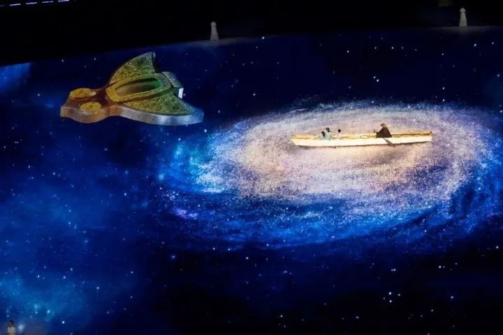 杭州第4屆亞殘運(yùn)會閉幕式上，吉祥物飛飛幻化回良渚玉鳥的模樣，盤旋于夜色之中。記者 倪雁強(qiáng) 董旭明 攝