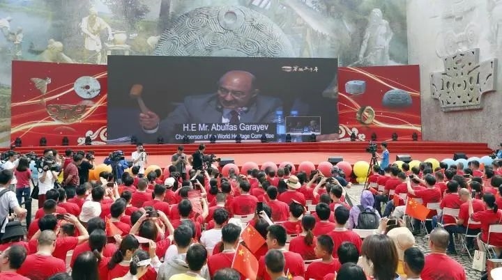 2019年7月6日，杭州市民揮舞國旗慶祝良渚古城遺址獲準(zhǔn)列入世界遺產(chǎn)名錄。記者 吳煌 倪雁強(qiáng) 攝