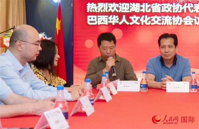 巴西文協(xié)監(jiān)事長彭建波（右二）在座談會上致辭。 人民網(wǎng)記者 陳海琪攝