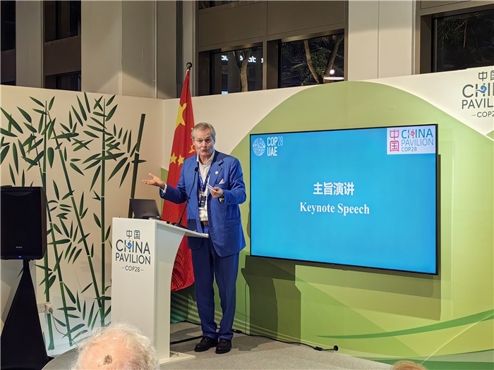 意大利都靈理工大學(xué)終身教授岡特·鮑利發(fā)言。COP28中國角供圖
