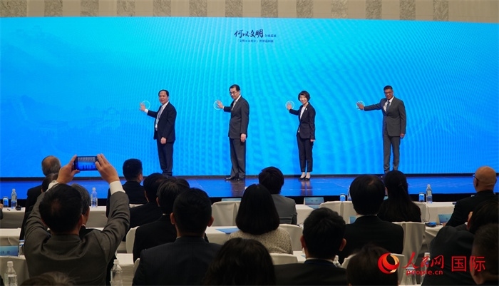 嘉賓共同啟動“何以文明”日本特展體驗暨2024年總臺春晚宣介區(qū)。人民網(wǎng) 蔣曉辰攝