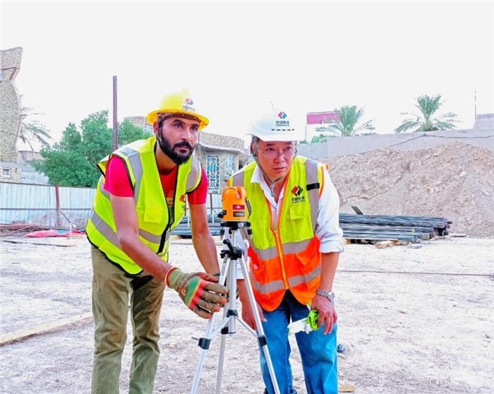 中伊工人在施工中。中國電建供圖