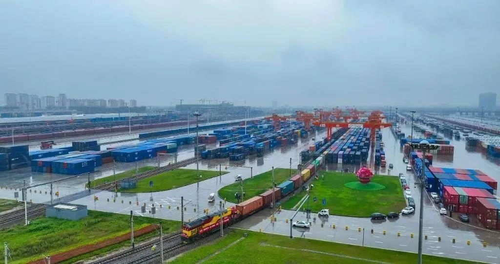 △2023年9月28日，中歐班列長安號第20000列從陜西西安國際港站開出。