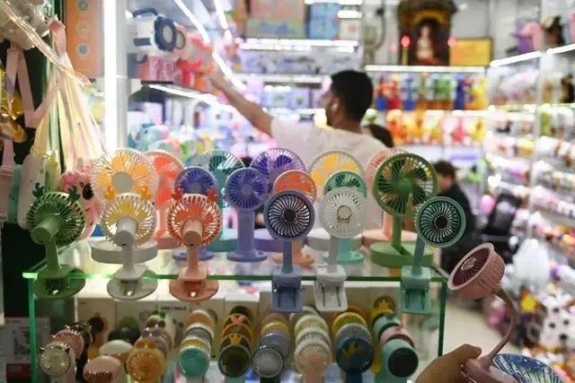 △近期，客商在浙江義烏國際商貿(mào)城采購商品。