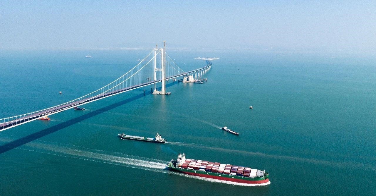 △2023年11月28日，國家重大工程深中通道海底沉管隧道貫通。