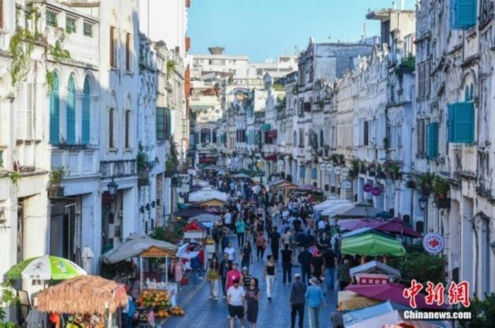 圖為海口騎樓老街游客如織。 <a target='_blank' href='/' ><p align=