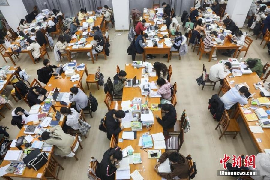 資料圖：眾多考研學(xué)生在南昌大學(xué)圖書(shū)館的自習(xí)室內(nèi)復(fù)習(xí)備考。劉力鑫 攝