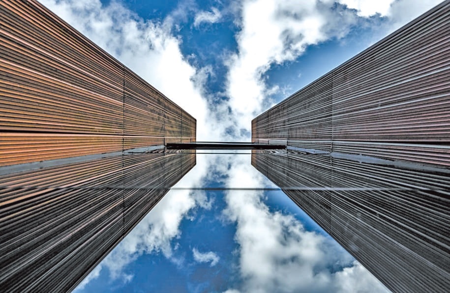  開放共享 今年9月，改造升級(jí)后的上海凝聚力工程博物館開門迎客。博物館大廳公共區(qū)域在功能提升、資源整合后，釋放更多公共服務(wù)空間，帶給市民更多新體驗(yàn)。 上海某餐廳法國籍廚師 邁克爾·溫德林?jǐn)z