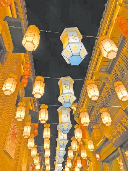  古城新韻 位于安徽安慶市安慶古城的倒扒獅歷史文化街區(qū)依江而建，在保留歷史建筑的同時(shí)，引入產(chǎn)業(yè)新業(yè)態(tài)，激發(fā)歷史文化街區(qū)活力，吸引了眾多游客前來游玩。 韓國籍視頻博主 金峻范攝