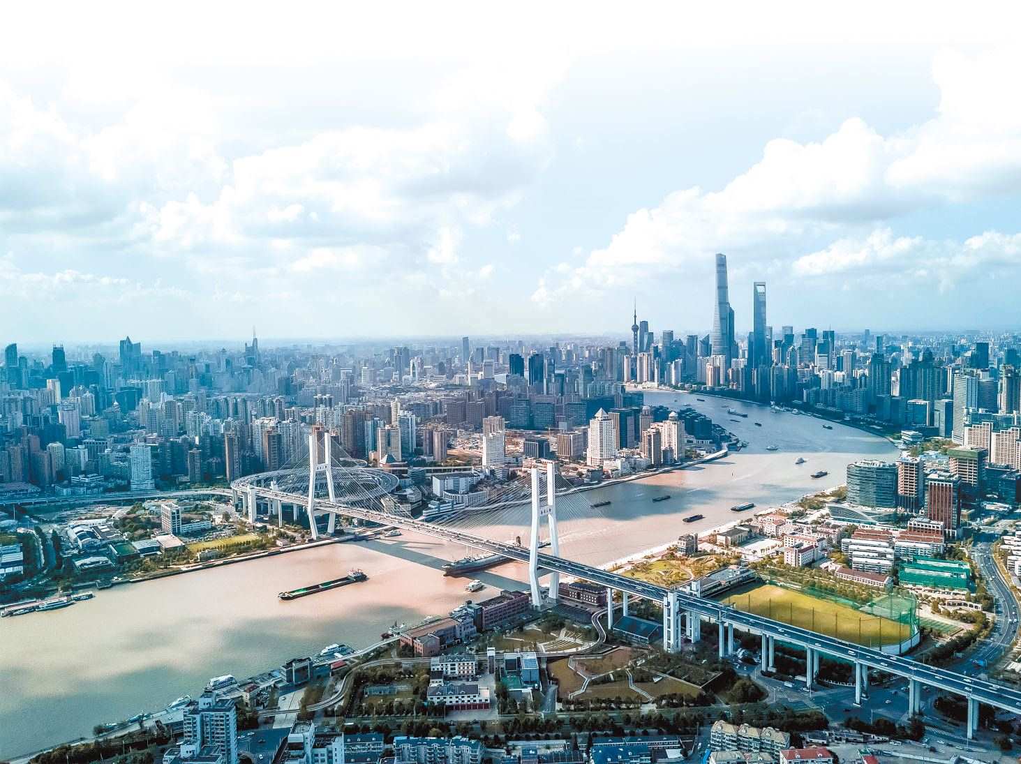  潮起東方 上海黃浦江兩岸高樓林立，風(fēng)光無限。近年來，上海以開放創(chuàng)新之姿，謀劃推動(dòng)高質(zhì)量發(fā)展，奮力開創(chuàng)長三角一體化新局面。 德國籍導(dǎo)演、建筑師、攝影師 馬克·西格蒙德攝 “起初，我被東方古國的悠久歷史文化吸引來到中國。在上海生活的10多年間，我見證了這座城市的發(fā)展歷程，也感受到它兼具傳統(tǒng)與現(xiàn)代的獨(dú)特魅力。”