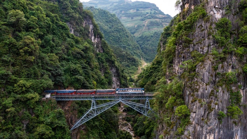 2023年6月20日，一列火車駛過人字橋。