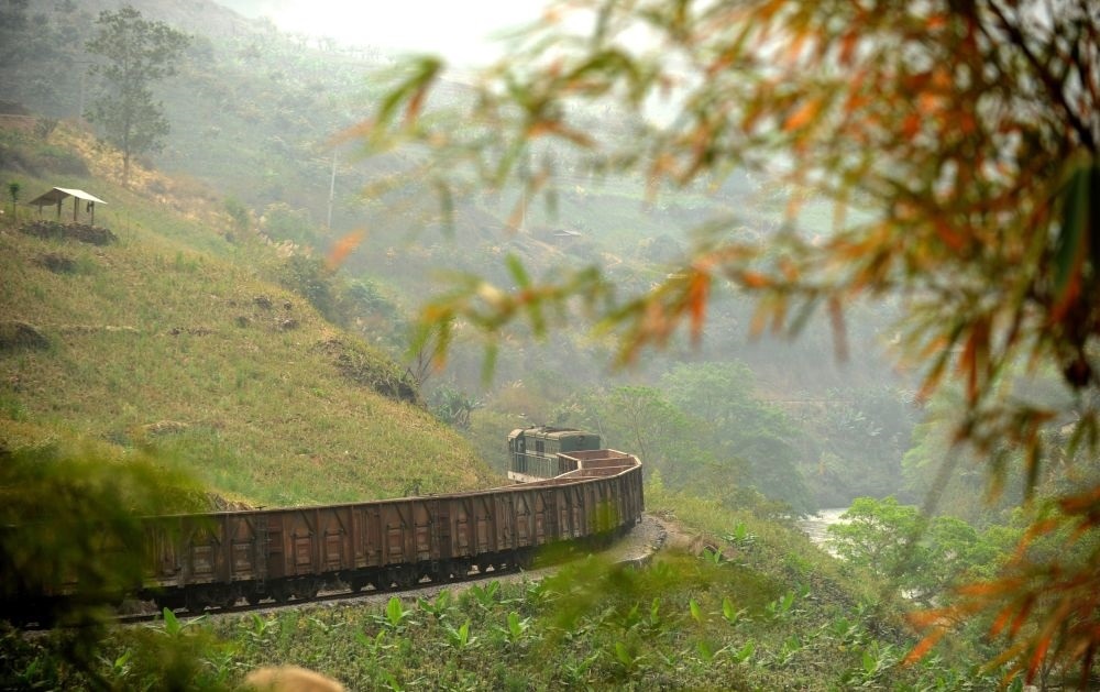 這是行駛在滇越鐵路云南省屏邊縣境內(nèi)的貨運列車（2012年3月9日攝）。
