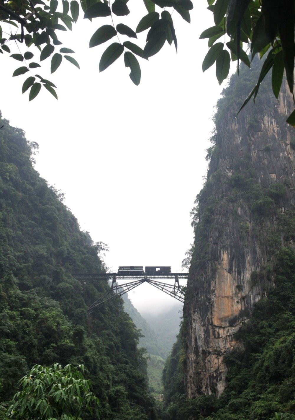 2009年6月1日，一列小火車從人字橋上通過。