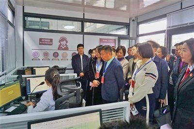  在昆明中院訴前調解工作室內，代表們觀摩法官線上調解。