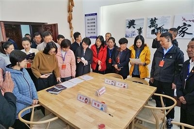  在劍川法院家事調解室內，該院制作的《離婚證明書》引起了代表們的關注。