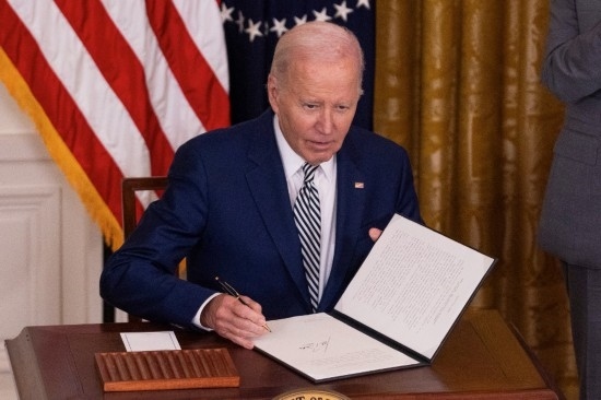 10月30日，美國(guó)總統(tǒng)拜登在華盛頓白宮簽署人工智能監(jiān)管行政令。新華社發(fā)（亞倫攝）