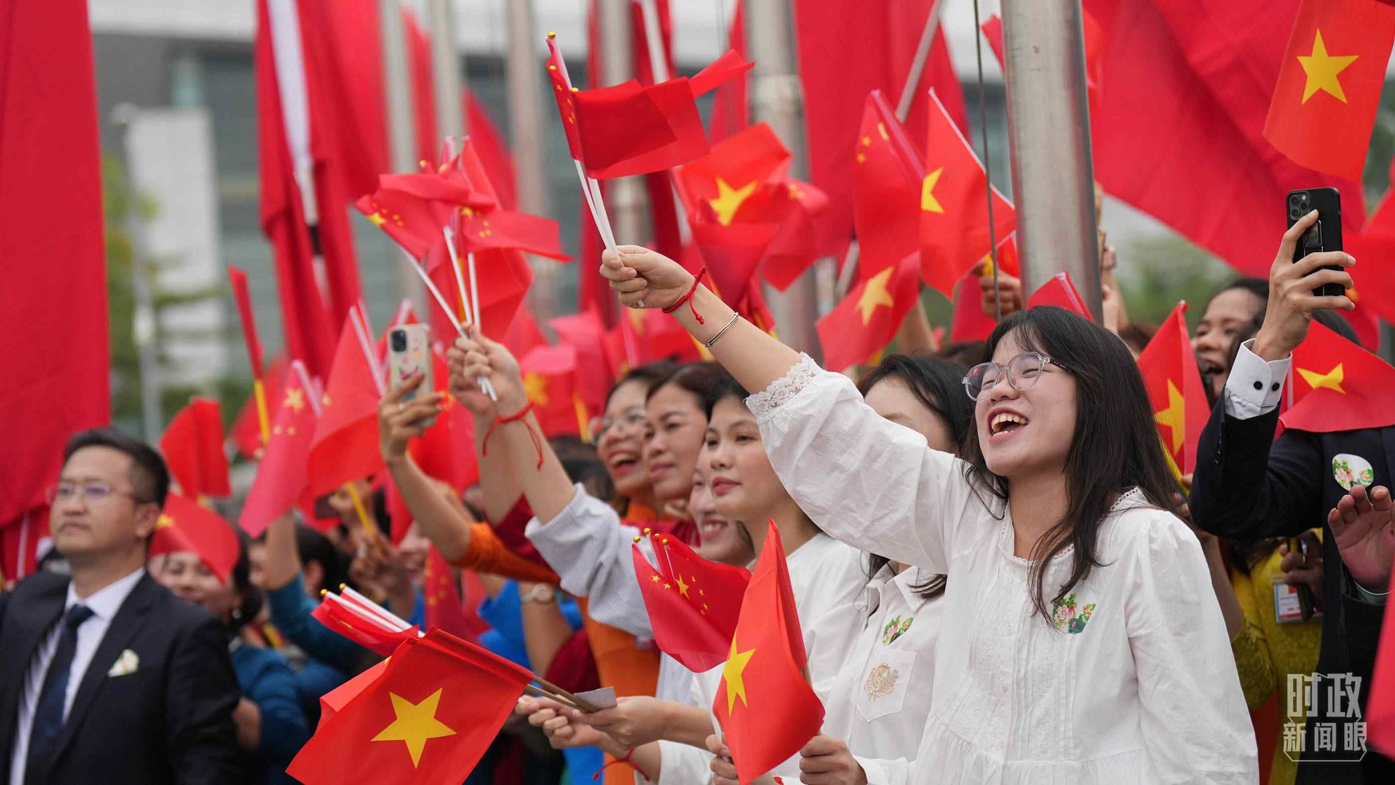 △人們揮舞兩國(guó)旗幟歡迎習(xí)近平訪越。（總臺(tái)國(guó)廣記者李晉拍攝）
