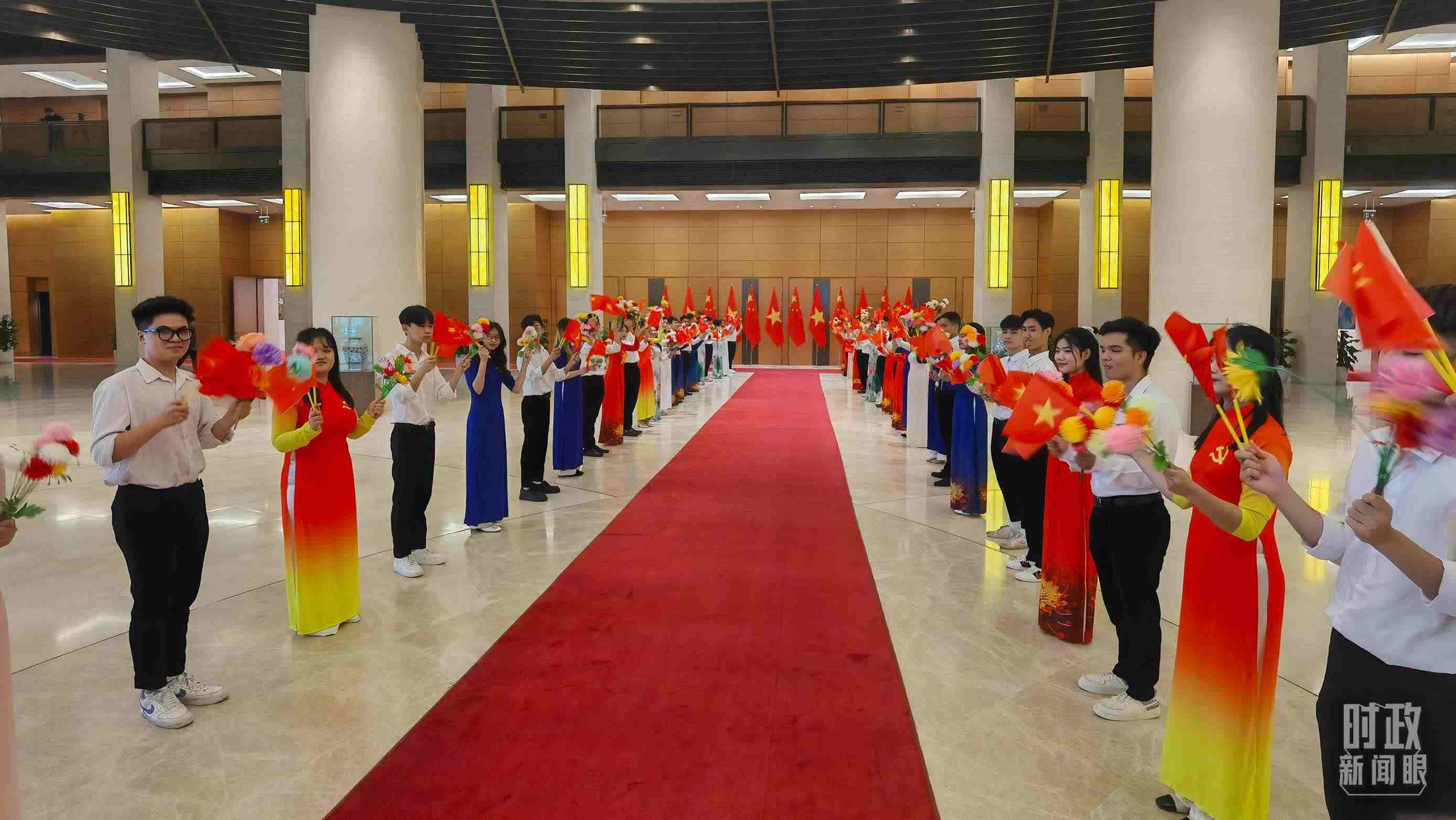 △夾道歡迎的當(dāng)?shù)厍嗄辍＃偱_(tái)央視記者周志國(guó)拍攝）