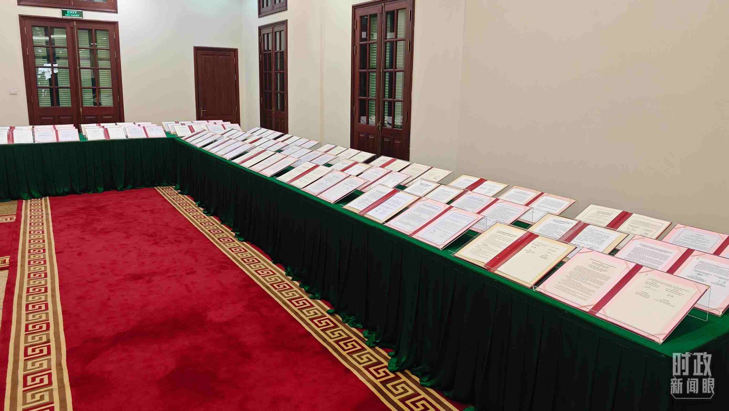 △會(huì)談后，兩黨總書(shū)記共同見(jiàn)證雙方簽署的雙邊合作文件展示，涵蓋共建“一帶一路”等30多個(gè)領(lǐng)域。（總臺(tái)央視記者耿小龍拍攝）