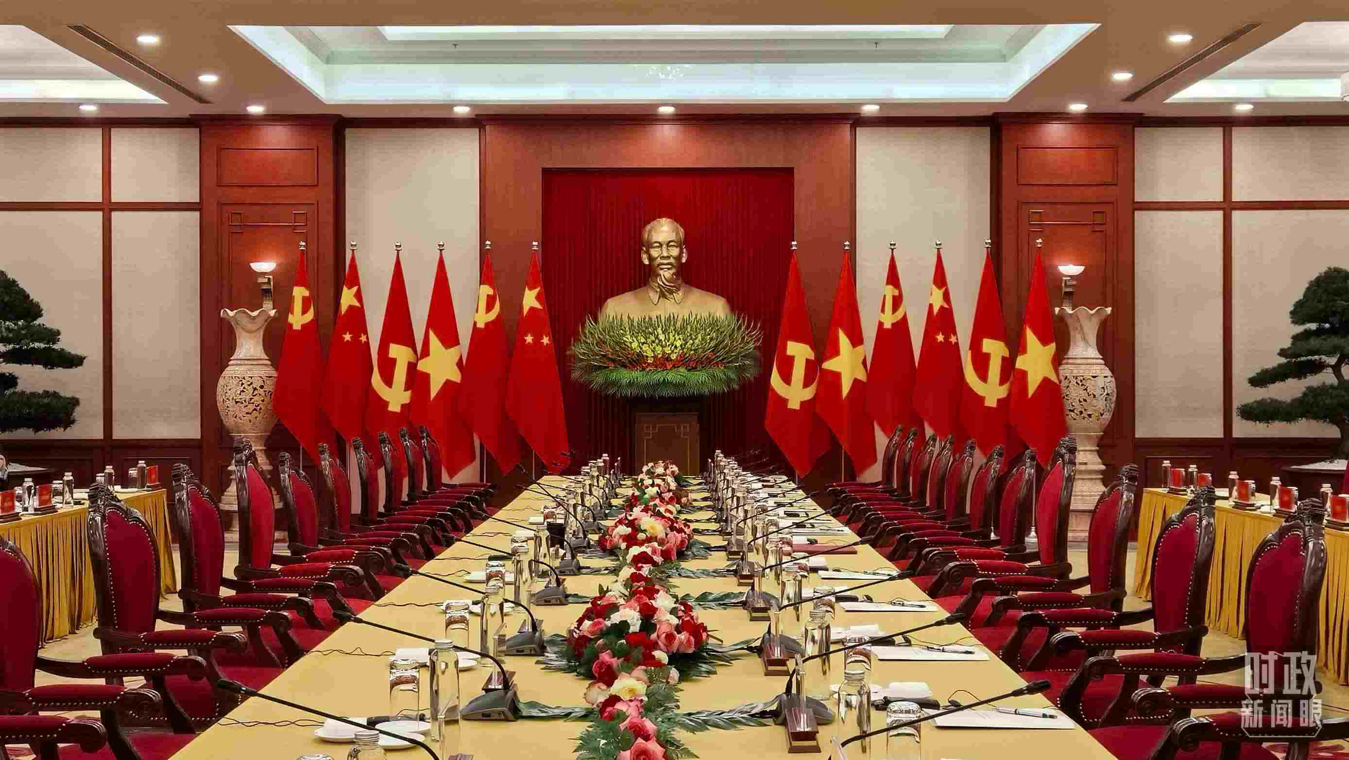 △當(dāng)?shù)貢r(shí)間12月12日下午，習(xí)近平在這里與阮富仲舉行會(huì)談，這是會(huì)談開(kāi)始前的場(chǎng)景。（總臺(tái)央視記者邢彬拍攝）