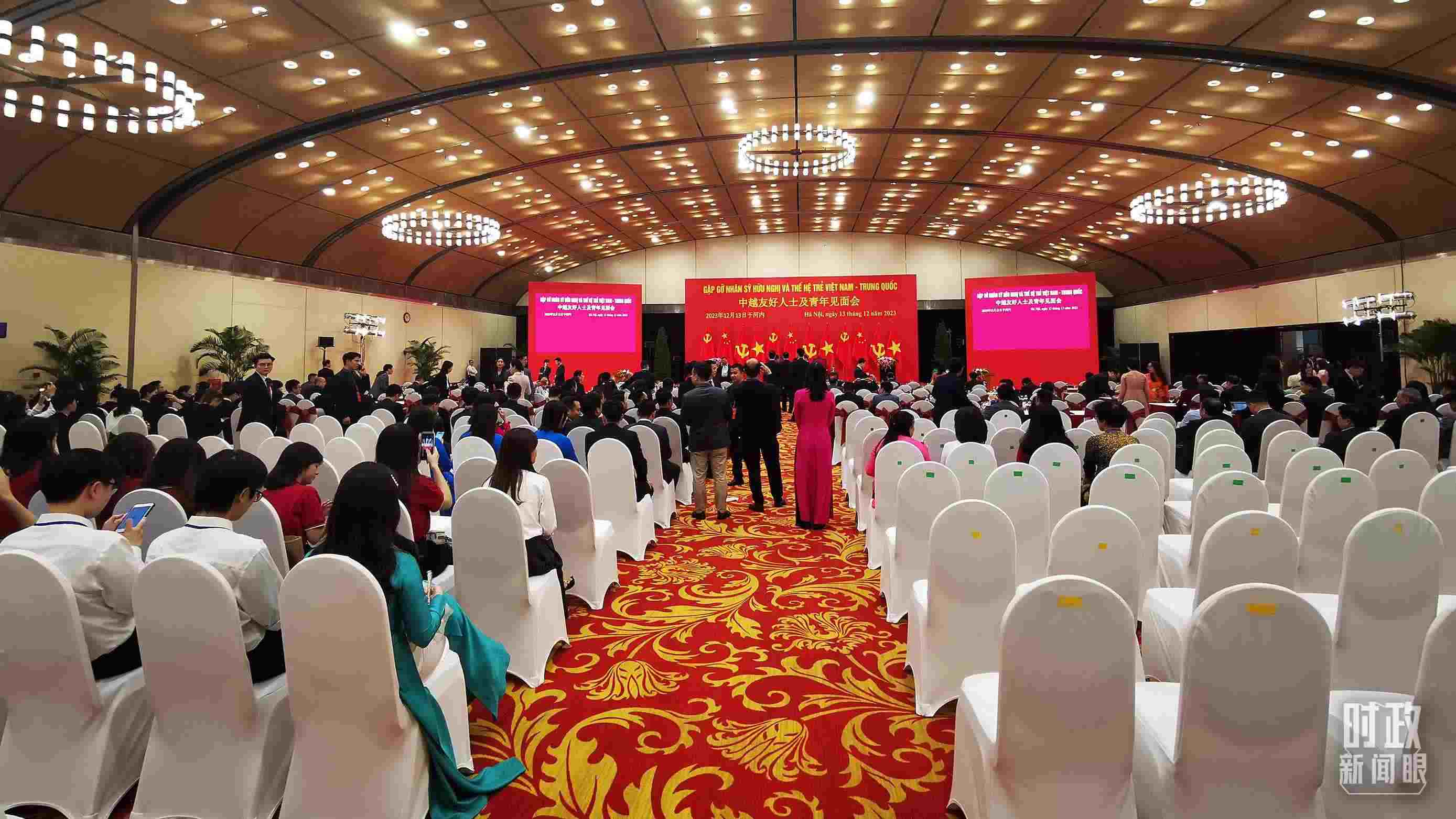 △習(xí)近平出席中越友好人士及青年見(jiàn)面會(huì)。這是見(jiàn)面會(huì)開(kāi)始前的場(chǎng)景。（總臺(tái)央視記者荊偉拍攝）