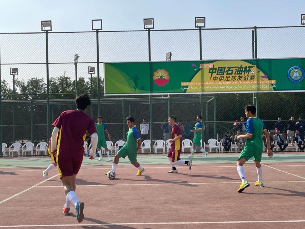 12月14日，中國石油（伊拉克）魯邁拉片區(qū)舉辦公共開放日和足球友誼賽。中國石油工程建設有限公司魯邁拉項目代表隊與巴士拉大學代表隊進行了比賽，巴士拉大學代表隊獲勝。文學軍攝