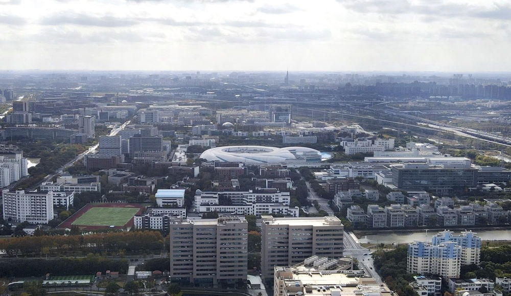 這是2023年11月25日在上海浦東新區(qū)張江科學城拍攝的形如鸚鵡螺的大科學裝置上海光源（中）（無人機照片）。新華社記者 方喆 攝