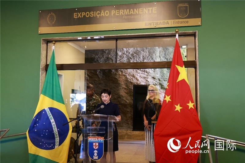 中國駐里約總領事田敏在攝影展開幕式上致辭。 人民網(wǎng)記者 陳海琪攝