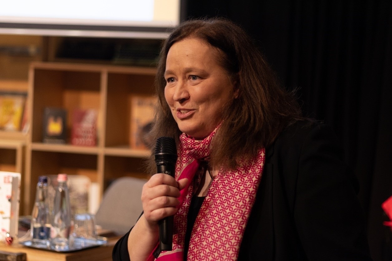 本書譯者宗博莉·克拉拉主持讀書分享會。摩爾多瓦尼·巴爾納巴斯攝