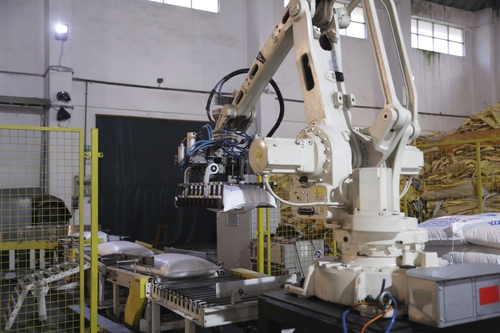 12月14日，在廣西來賓東糖鳳凰有限公司，機(jī)械臂在廠房碼放白砂糖成品。