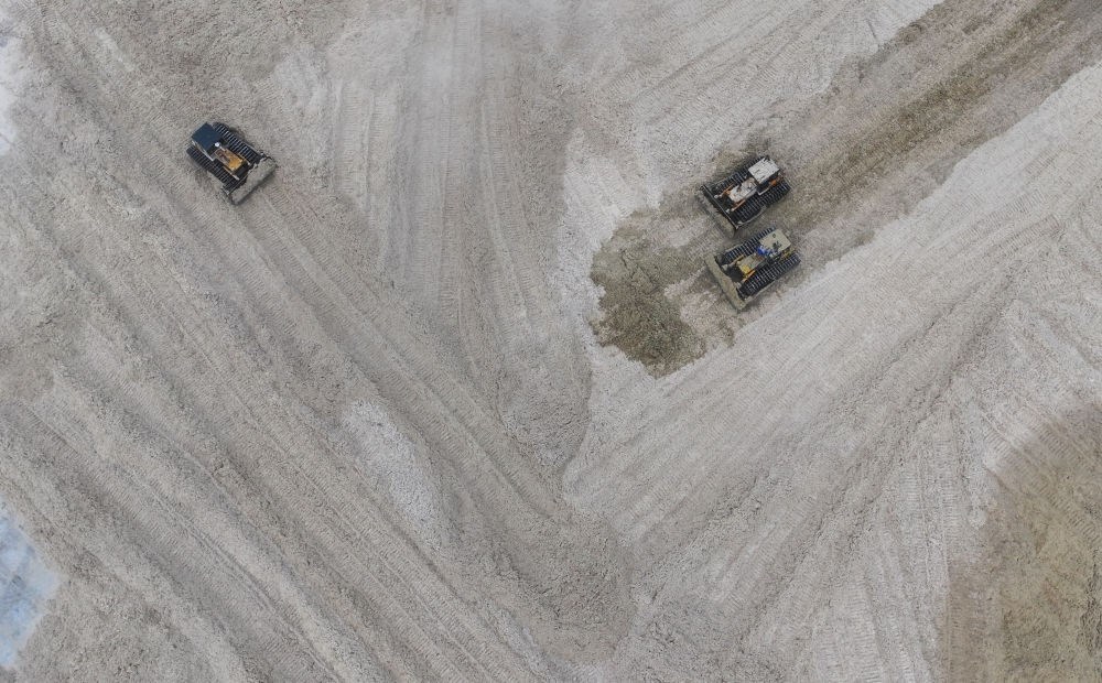 12月12日，在廣西湘桂華糖制糖集團(tuán)來賓紙業(yè)有限責(zé)任公司，工作人員在整理蔗渣（無人機(jī)照片）。