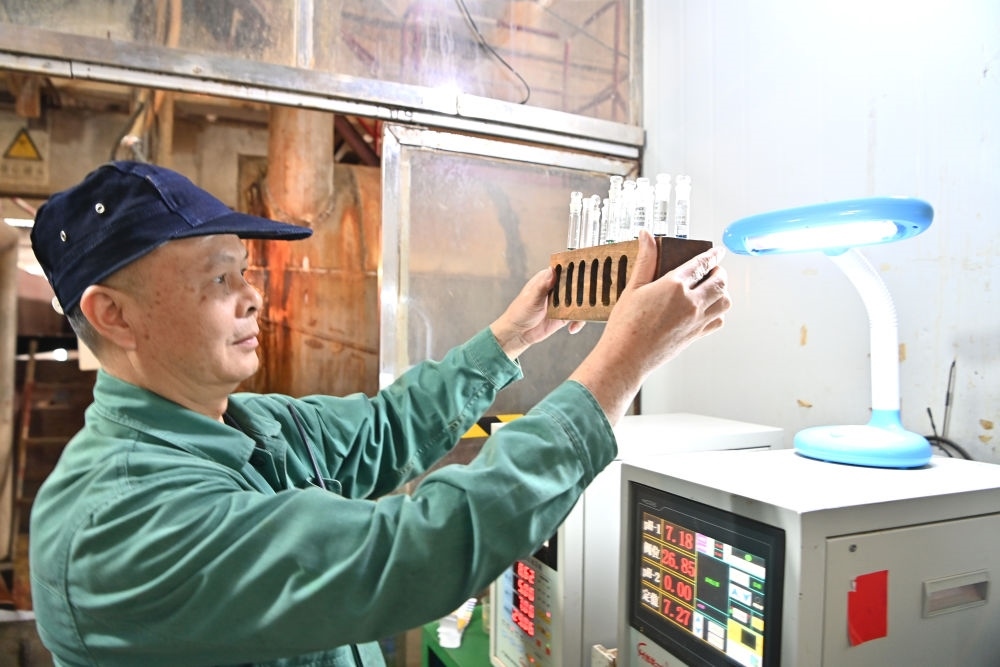 12月12日，廣西來賓小平陽湘桂制糖有限公司的工作人員在檢測糖漿樣品。