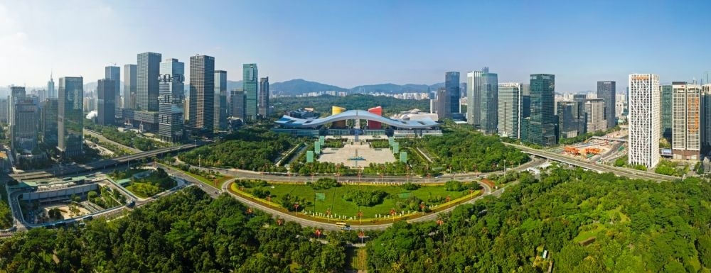 這是在廣東省深圳市拍攝的深圳市民中心和蓮花山公園一線（2020年10月2日攝，無人機照片）。新華社記者 梁旭 攝