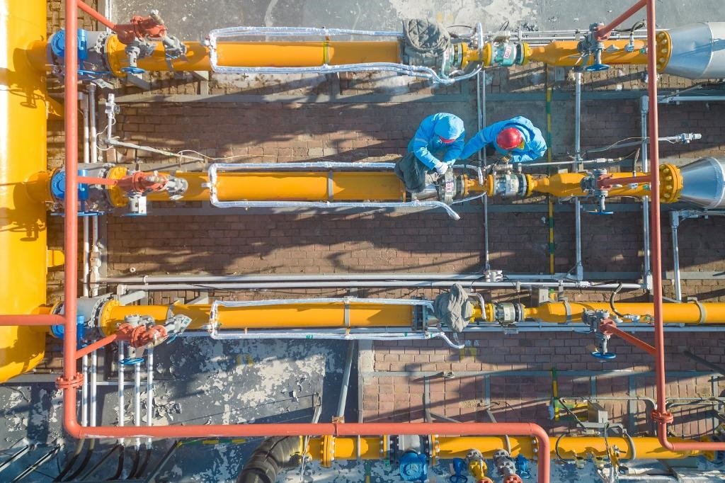 12月17日，黑龍江省哈爾濱市中慶燃?xì)庥邢挢?zé)任公司成高子門站的工作人員在進(jìn)行設(shè)備巡檢，保障燃?xì)夤?yīng)（無人機(jī)照片）。 新華社記者 張濤 攝