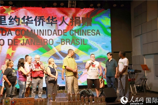 兒童殘障教育中心負責人胡里奧向捐贈方表示感謝。人民網(wǎng)記者 陳海琪攝