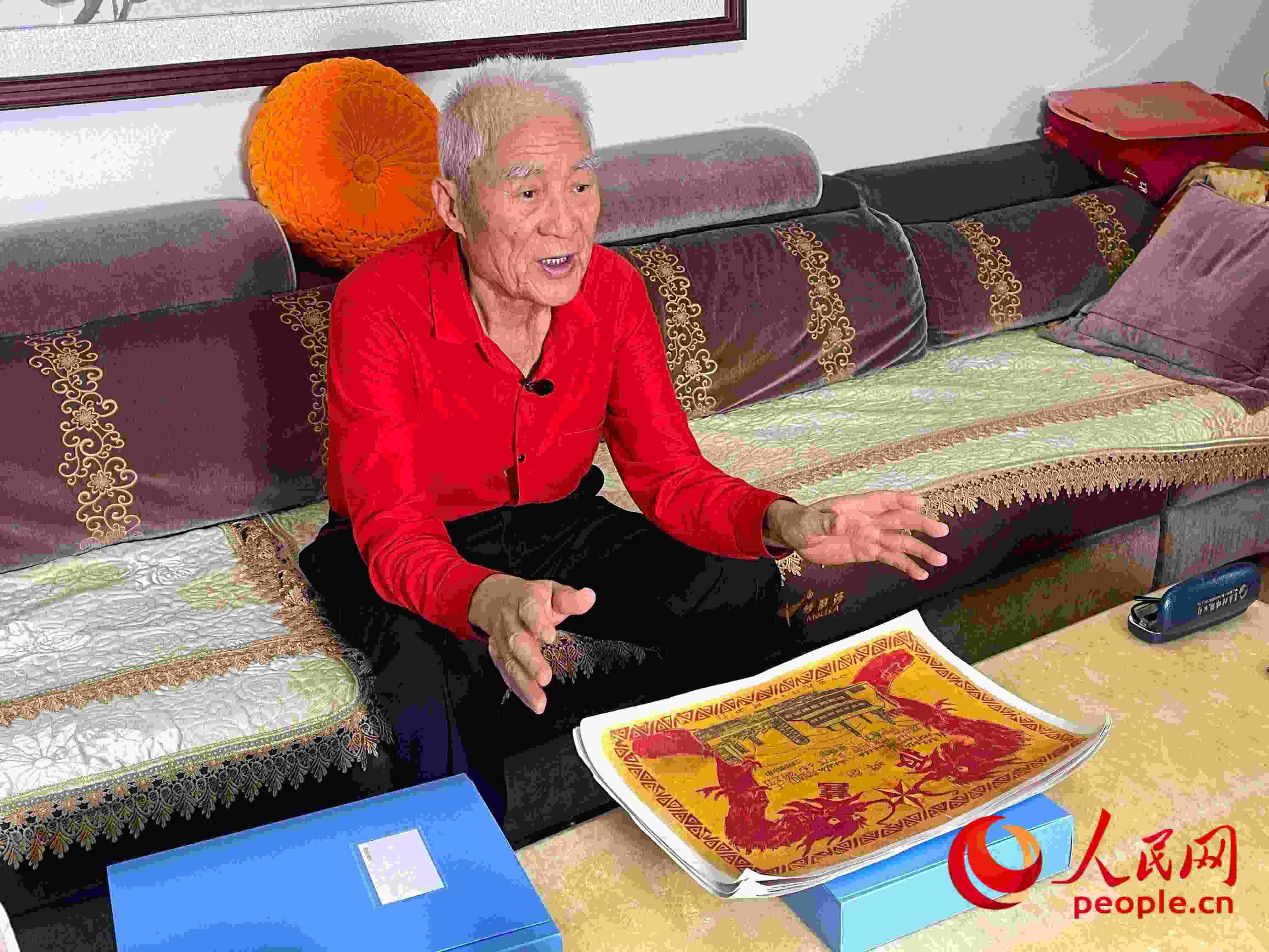 馬太生向采訪團講述自己獲得獎狀的經(jīng)歷。人民網(wǎng) 周靜圓攝