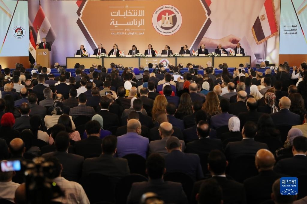 這是12月18日在埃及首都開(kāi)羅拍攝的埃及全國(guó)選舉委員會(huì)新聞發(fā)布會(huì)現(xiàn)場(chǎng)。新華社發(fā)（艾哈邁德·戈馬攝）