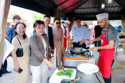 嘉賓現(xiàn)場(chǎng)觀摩。阿聯(lián)酋上海總商會(huì)暨同鄉(xiāng)會(huì)供圖