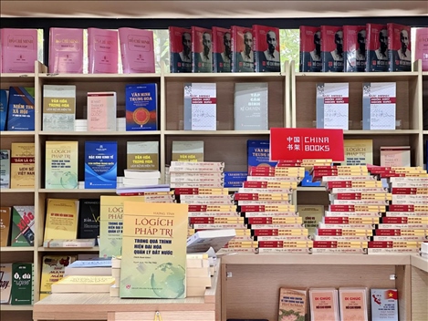 中國主題圖書亮相越南河內(nèi)書街。中國圖書進(jìn)出口（集團(tuán)）有限公司供圖