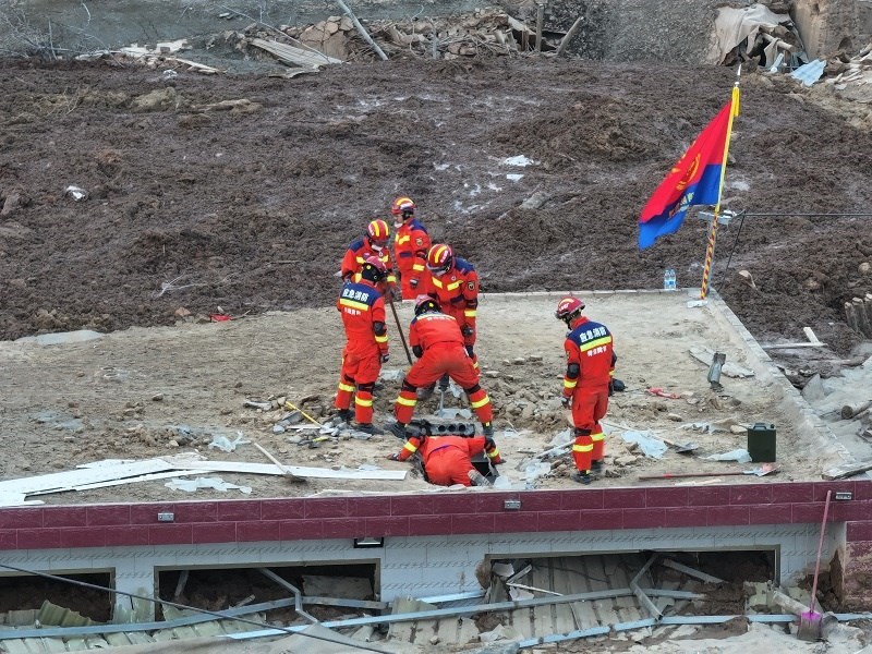 救援人員在現(xiàn)場(chǎng)。賀勇攝。
