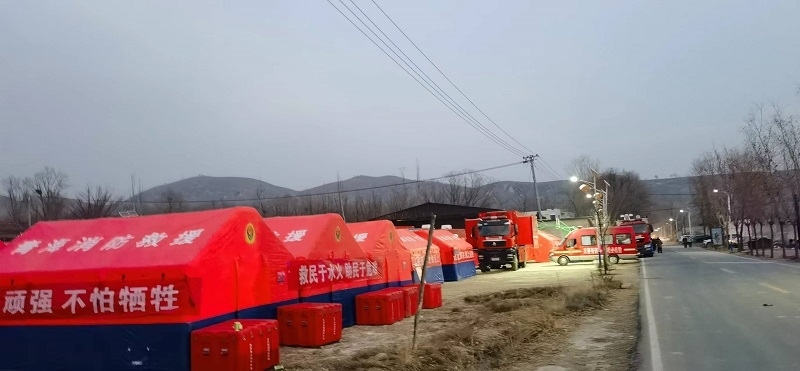 救災(zāi)隊(duì)員現(xiàn)場(chǎng)扎起了帳篷。王梅攝。